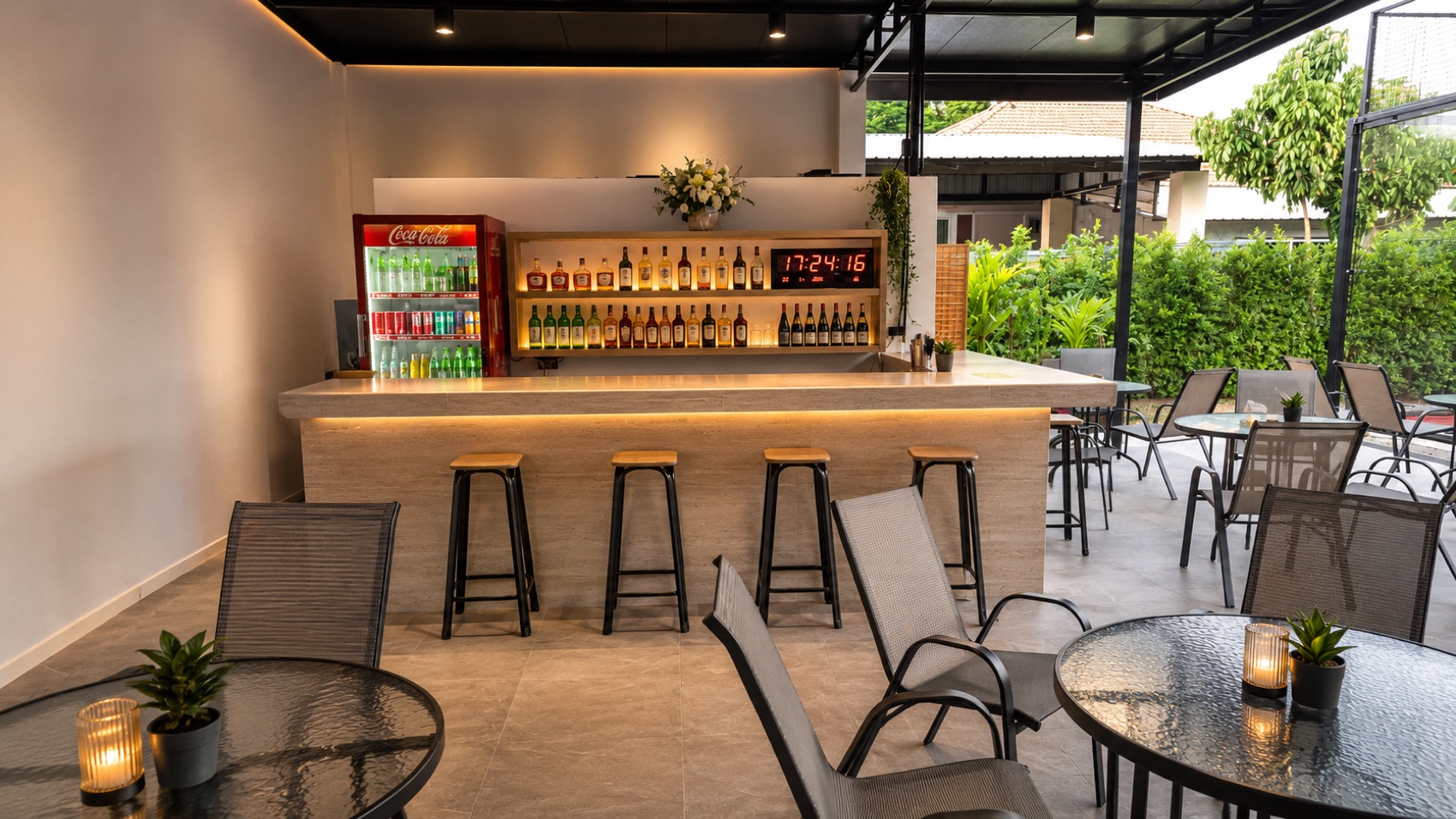 The bar with cold drinks courtside at Chilli Padel Pattaya